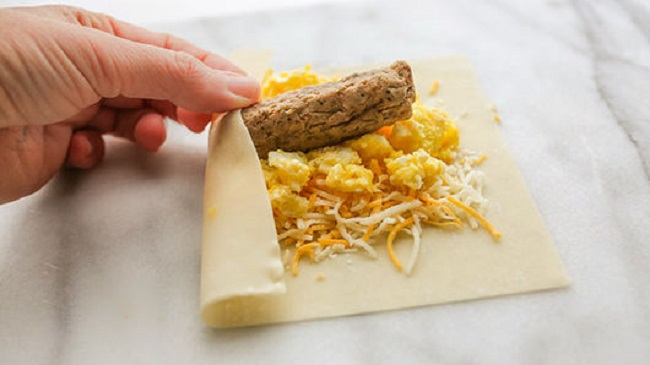 making egg roll using wrappers