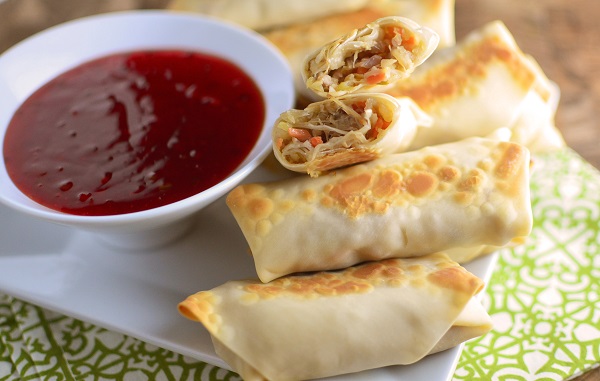 egg rolls with sauce