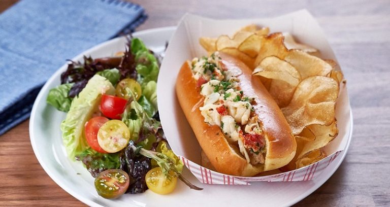 how many calories is the average lobster roll