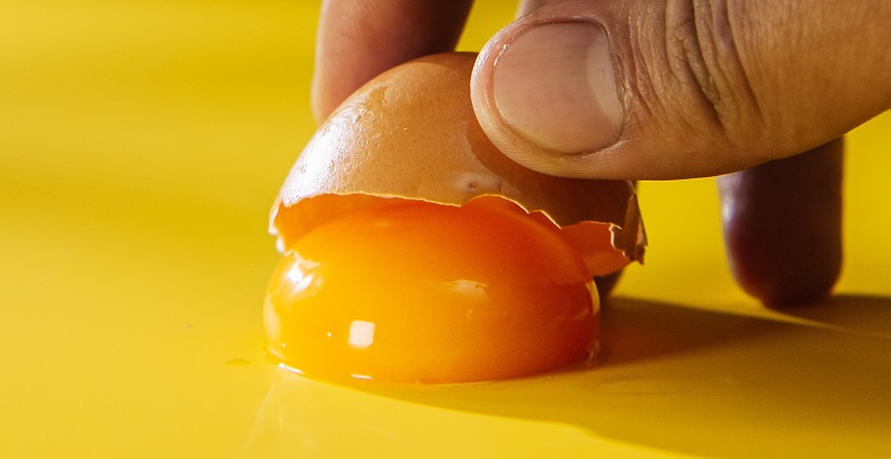 Dropping Egg Yolk from eggshell
