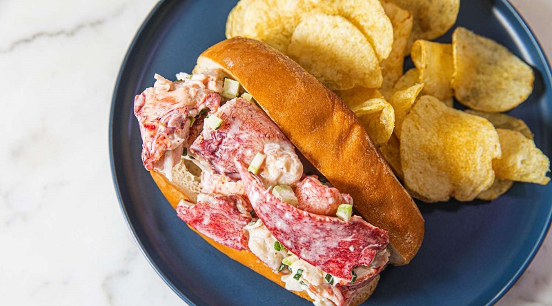Lobster Roll with crispy chips